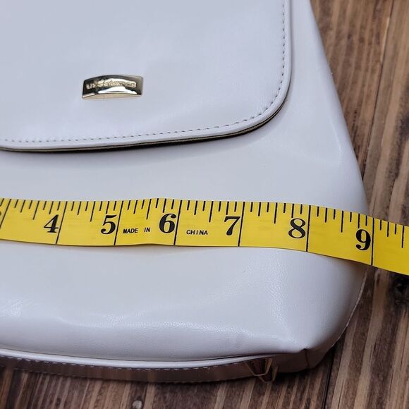 Liz Claiborne. Elegant Cream Crossbody Bag with Gold Chain. EUC - Picture 9 of 10